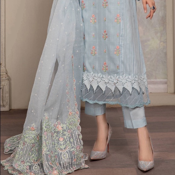 MARIA B. Pakistani Designer Dress - 3 Piece - Picture 6 of 7